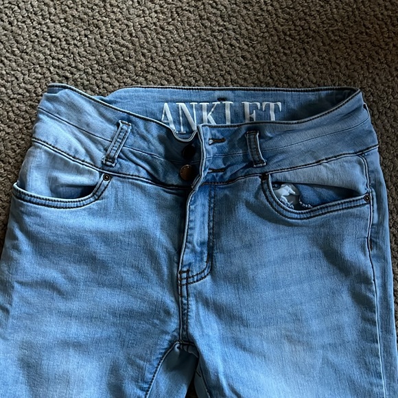 Woman’s size 9 encore anklet jeans - Picture 2 of 3